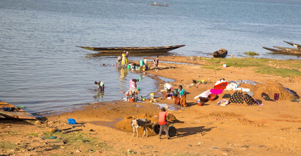 Washing pots, pans, clothes and bodies in the Niger