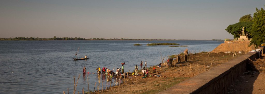 Washing pots, pans, clothes and bodies in the Niger