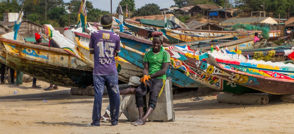 Fish runners waiting for the next boat